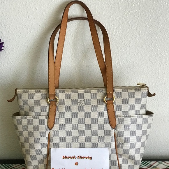 Louis Vuitton Handbags - ⛔️Sold⛔️Auth Louis vuitton totally pm